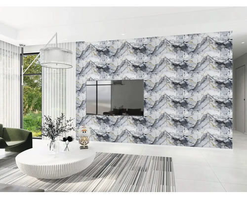 Obývací pokoj se vzorovanou stěnou, televizí a dekorací