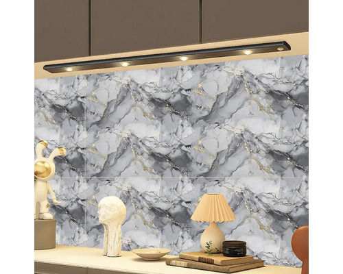 Dekorace stěn s dlaždicemi se vzhledem mramoru a dekorativními prvky na odkládací ploše.