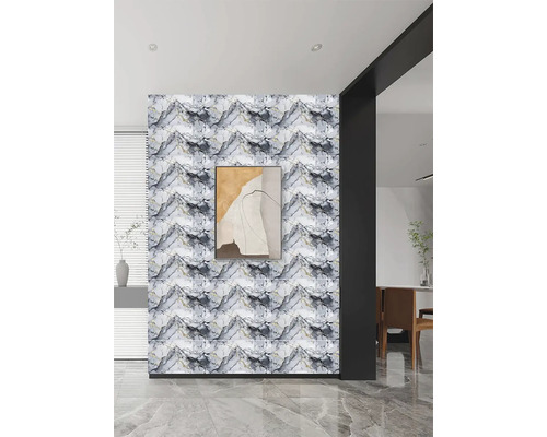 Obývací pokoj s nástěnnými panely v mramorovém designu a moderním obrazem