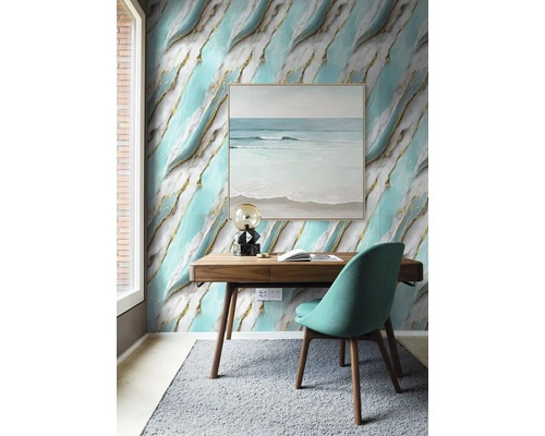 Pracovna se stolem, židlí, kobercem a nástěnnými panely s mramorovým vzhledem