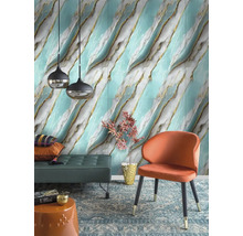 Obývací pokoj s nástěnnou tapetou se vzhledem mramoru, lavicí, židlí a kobercem