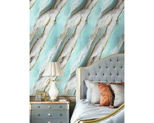 Ložnice s mramorovou tapetou, nočním stolkem a postelí