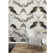 Obývací pokoj s vzorovanou tapetou, křeslem a knihovnou