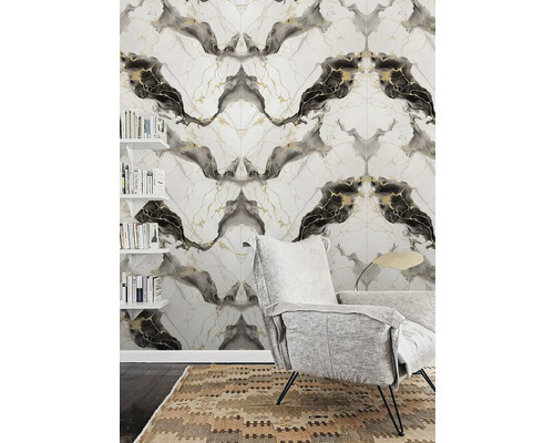 Obývací pokoj s vzorovanou tapetou, křeslem a knihovnou