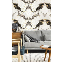 Obývací pokoj se vzorovanou nástěnnou dlaždicí, pohovkou, stolem a židlí.