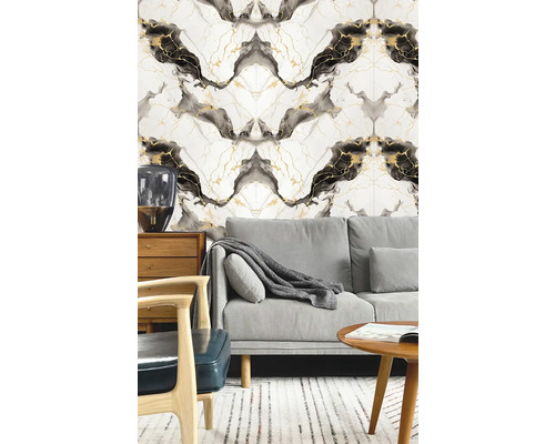 Obývací pokoj se vzorovanou nástěnnou dlaždicí, pohovkou, stolem a židlí.