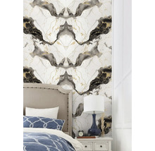 Ložnice s mramorovou tapetou v černé a zlaté barvě