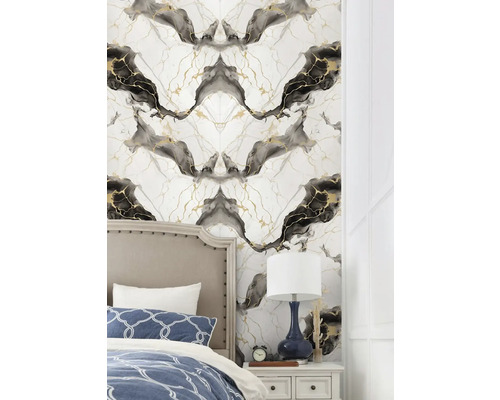 Ložnice s mramorovou tapetou v černé a zlaté barvě