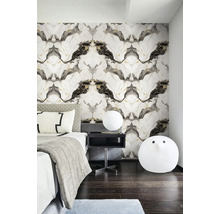 Ložnice s vzorovanou tapetou, postelí a nočním stolkem