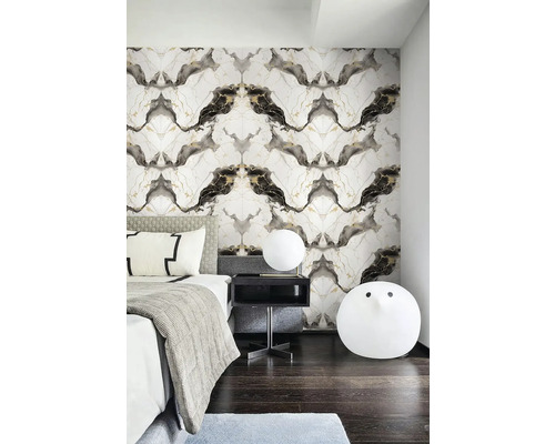 Ložnice s vzorovanou tapetou, postelí a nočním stolkem