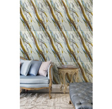 Obývací pokoj s obkladem stěn v mramorovém designu, pohovka, odkládací stolek a koberec