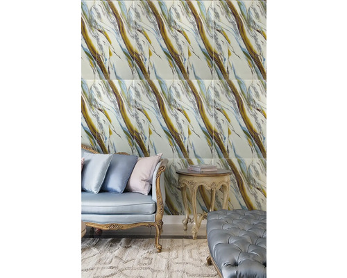 Obývací pokoj s obkladem stěn v mramorovém designu, pohovka, odkládací stolek a koberec