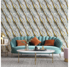 Obývací pokoj s obkladem stěn se vzhledem mramoru, pohovkou a konferenčním stolkem