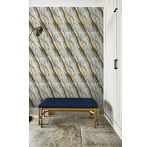 Nástěnná dekorace s obklady se vzhledem mramoru, lavice s modrým čalouněním a bílá skříň