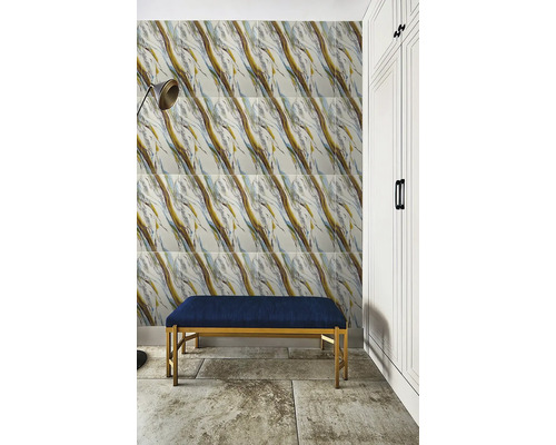 Nástěnná dekorace s obklady se vzhledem mramoru, lavice s modrým čalouněním a bílá skříň