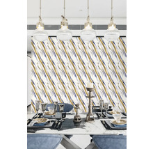 Dekorativní jídelna s vzorovanou tapetou, jídelním stolem a závěsnými svítidly