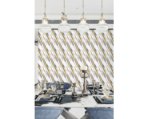 Dekorativní jídelna s vzorovanou tapetou, jídelním stolem a závěsnými svítidly