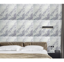 Ložnice s obkladem stěn v mramorovém vzhledu, postelí a nočním stolkem