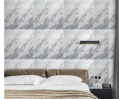 Ložnice s obkladem stěn v mramorovém vzhledu, postelí a nočním stolkem