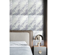 Ložnice s mramorovými stěnovými panely za postelí