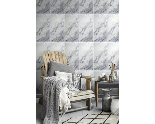 Design koupelny s mramorovými obklady, dřevěnou židlí a dekoracemi pro relaxační atmosféru