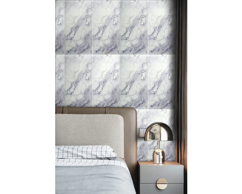 Nástěnné panely se vzhledem mramoru za postelí a nočním stolkem