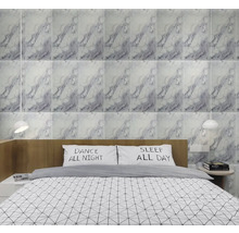 Ložnice s obkladem stěn vzhledu mramoru