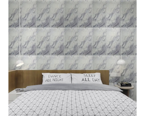 Ložnice s obkladem stěn vzhledu mramoru