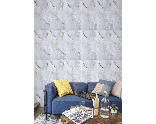 Obývací pokoj s obkladem stěn ve vzhledu mramoru a modrou pohovkou