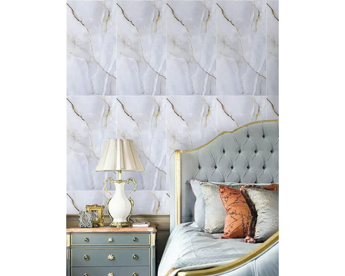 Nástěnná dekorace s bílými dlaždicemi se vzhledem mramoru v ložnici