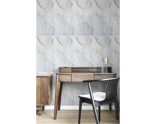 Nástěnná dekorace s obklady vzhledu mramoru, kombinovaná s psacím stolem a židlí pro elegantní interiér.