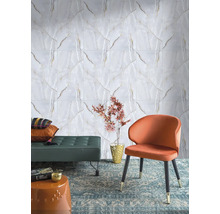 Dekorativní místnost s obkladem stěn imitujícím mramor, židlí a lavicí