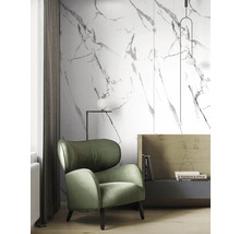 Obývací pokoj s křeslem, lampou a stěnovými panely s mramorovým vzhledem