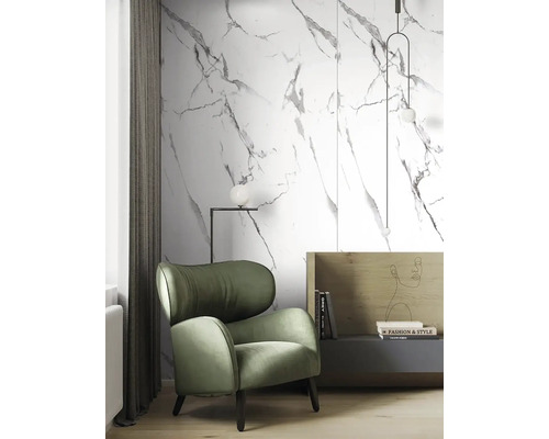 Obývací pokoj s křeslem, lampou a stěnovými panely s mramorovým vzhledem