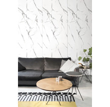 Obývací pokoj s šedou pohovkou, stolem a nástěnnými panely s mramorovým vzhledem