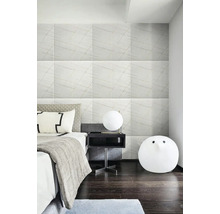 Ložnice s obkladem stěn s mramorovým vzhledem, nočním stolkem a osvětlením