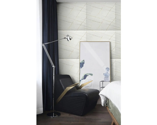 Moderní ložnice s obkladem stěn se vzorem, černým křeslem a stojací lampou