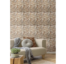 Obývací pokoj s obkladem stěn ve vzhledu oblázků, pohovkou a dekorací.