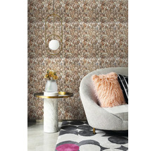 Dekorativní obývací pokoj s obkladem stěn ve vzhledu kamene, lampou, odkládacím stolkem a křeslem.