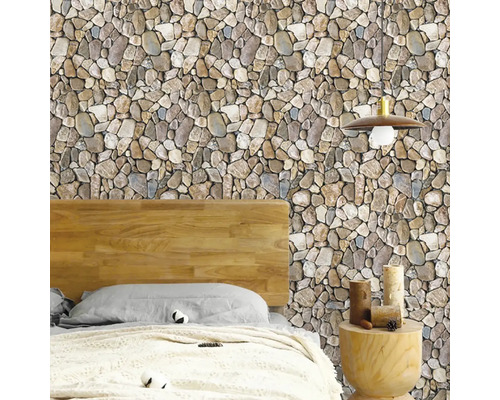 Ložnice s tapetou s kamenným vzhledem, postelí a nočním stolkem