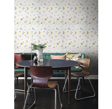 Jídelna s jídelním stolem, židlemi a nástěnnými panely se vzorem