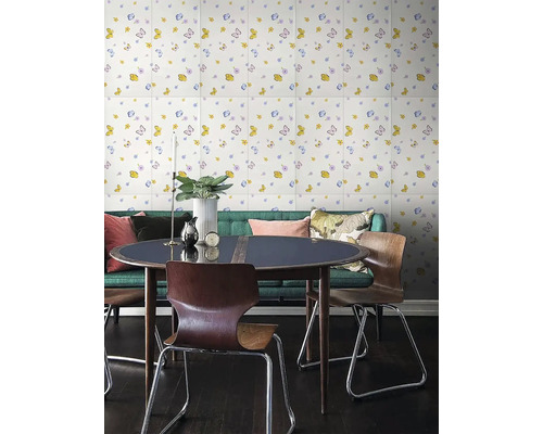 Jídelna s jídelním stolem, židlemi a nástěnnými panely se vzorem