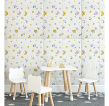 Dětský pokoj s tapetou se vzorem motýlů a květin, dětským stolem a židlemi