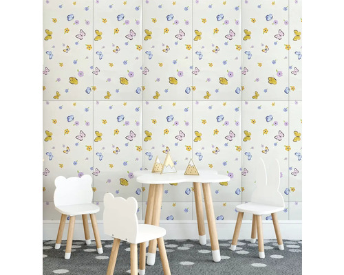 Dětský pokoj s tapetou se vzorem motýlů a květin, dětským stolem a židlemi