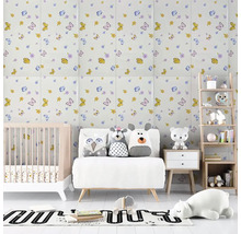 Dětský pokoj s dětskou postýlkou, pohovkou, regálem a nástěnnými dlaždicemi s motýlím vzorem