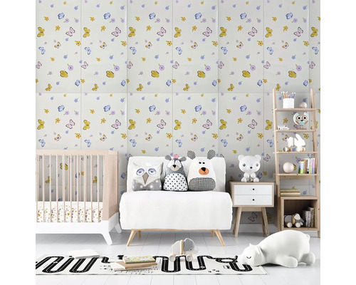 Dětský pokoj s dětskou postýlkou, pohovkou, regálem a nástěnnými dlaždicemi s motýlím vzorem