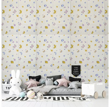 Dětský pokoj s obkladem zdobeným květinami a motýly.