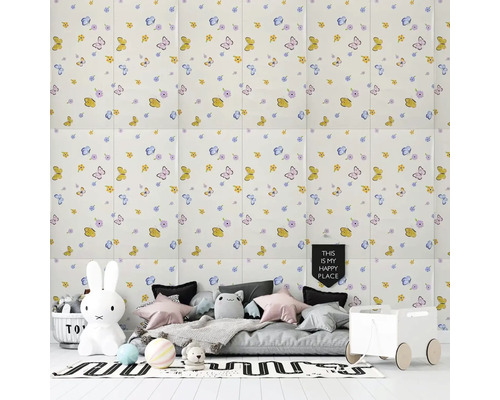 Dětský pokoj s obkladem zdobeným květinami a motýly.