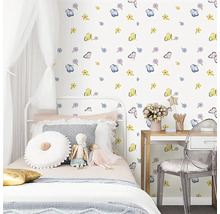 Dětský pokoj s postelí, psacím stolem a tapetou se vzory květin a motýlů