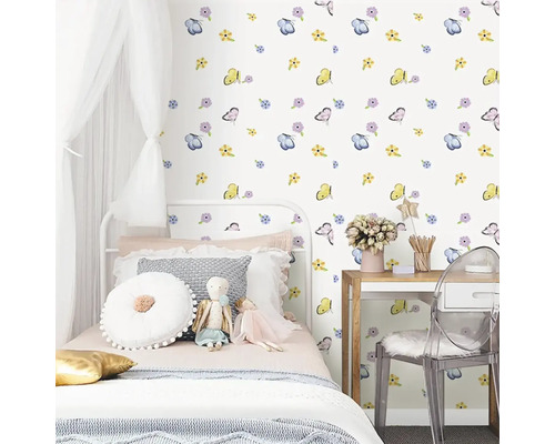 Dětský pokoj s postelí, psacím stolem a tapetou se vzory květin a motýlů